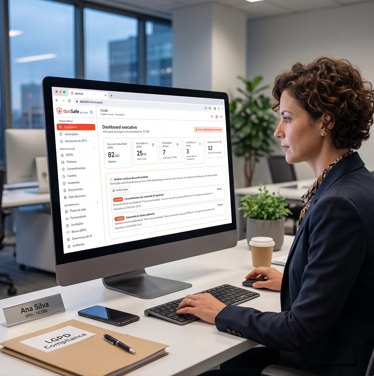 Encarregada de dados acompanhando o dashboard executivo do DPOSafe, com score de maturidade LGPD e alertas do Autopilot